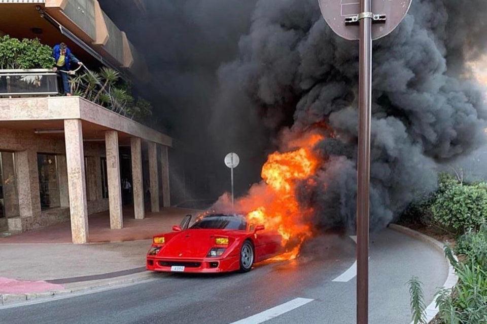 "بالفيديو" النيران تلتهم السيارة الكلاسيكية فيراري F40 في دولة موناكو 7