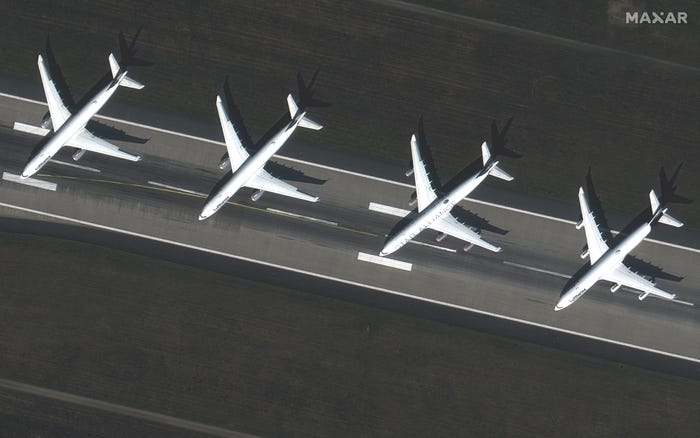 صور للطائرات المركونة في المطارات مع توقف الرحلات الجوية 25