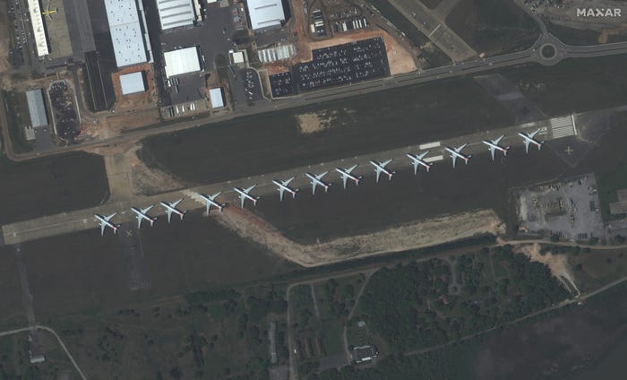 صور للطائرات المركونة في المطارات مع توقف الرحلات الجوية 27