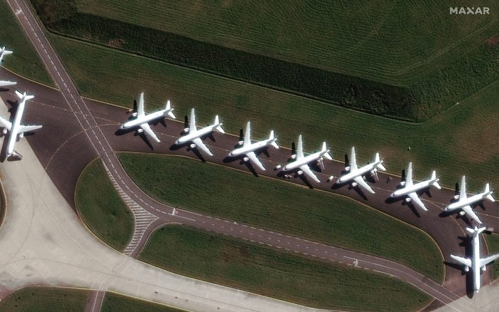 صور للطائرات المركونة في المطارات مع توقف الرحلات الجوية 32