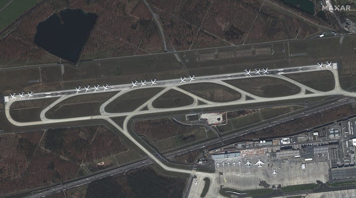 صور للطائرات المركونة في المطارات مع توقف الرحلات الجوية 26