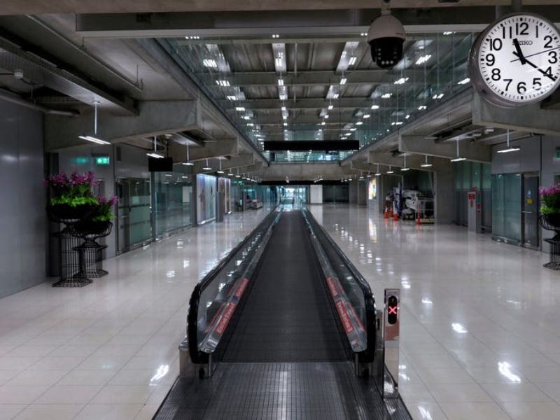 "صور" طرق ومطارات ومحطات فارغة.. كورونا يحول العالم إلى مدينة أشباح 34