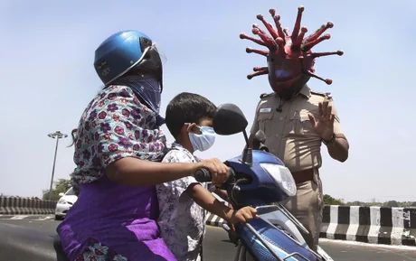 المرور الهندي يرتدي خوذات مشابهة لفيروس كورونا لتحذير العامة 2