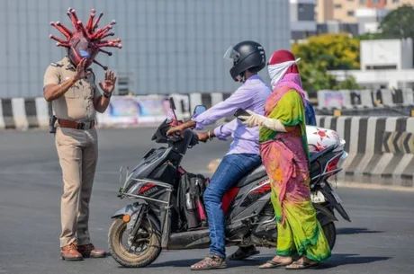 المرور الهندي يرتدي خوذات مشابهة لفيروس كورونا لتحذير العامة 15