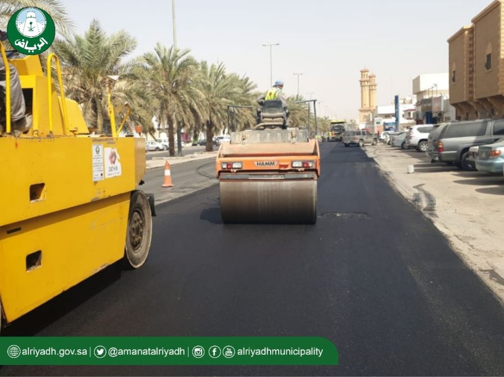 "بالصور" أمانة الرياض تستفيد من وقت حظر التجول لرصف الطرق 7
