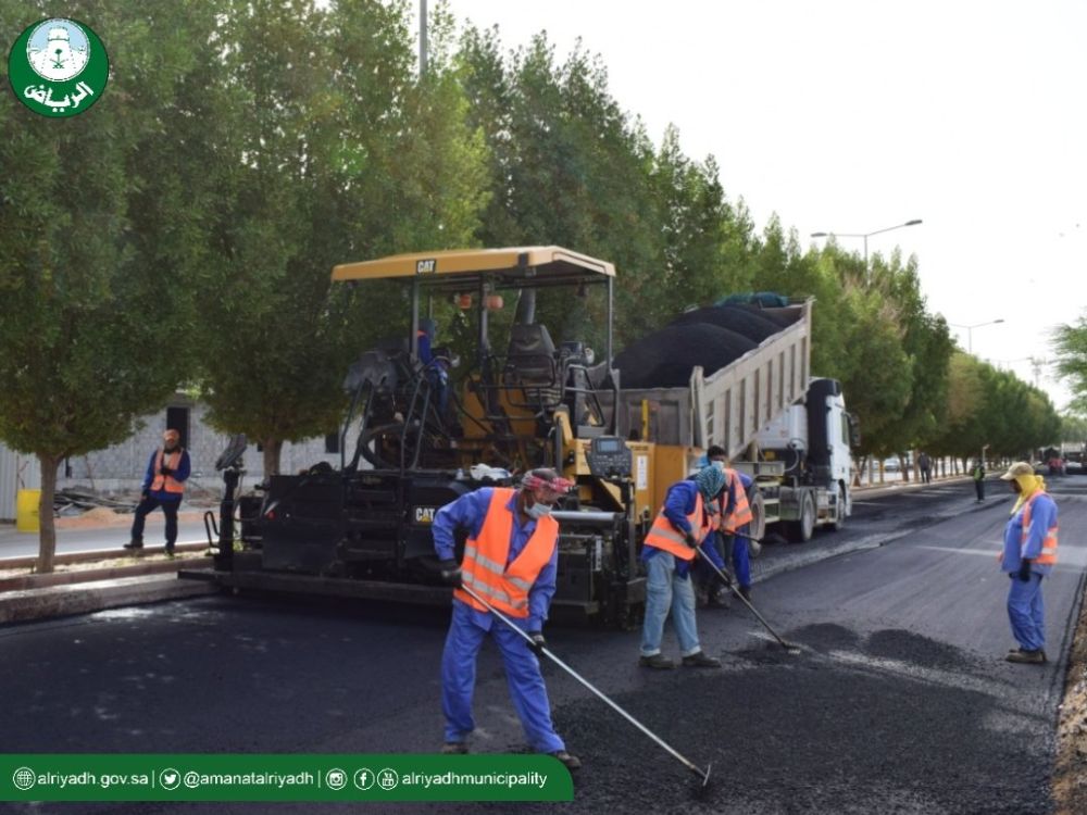 "بالصور" أمانة الرياض تستفيد من وقت حظر التجول لرصف الطرق 16