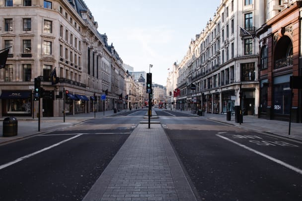 “بالصور” شاهد كورونا يعيد شوارع بريطانيا للخمسينيات!