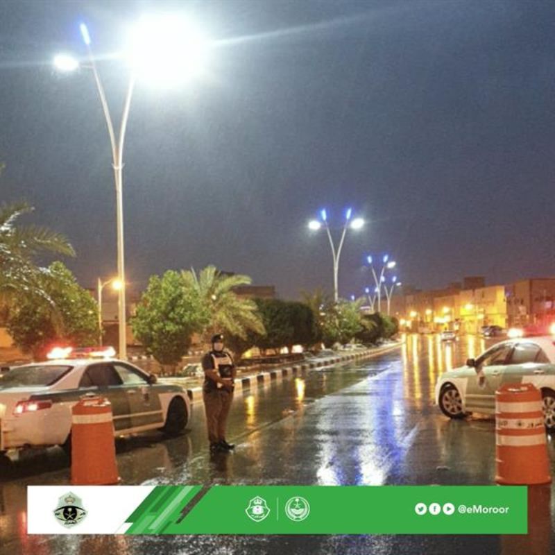 "بالصور" رجال المرور يطبقون منع التجول أثناء هطول الأمطار في الرياض 5