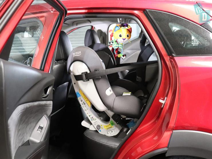الطريقة الصحيحة لربط حزام الأمان بمقعد الطفل 2