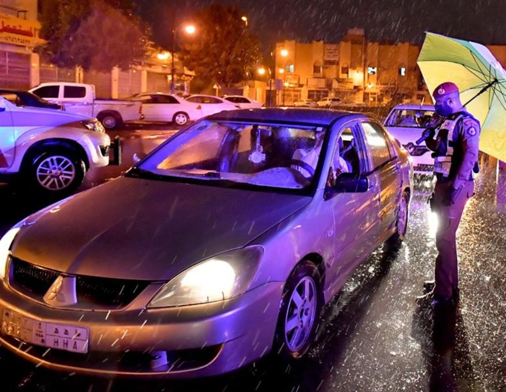"بالصور" رجال المرور يطبقون منع التجول أثناء هطول الأمطار في الرياض 10