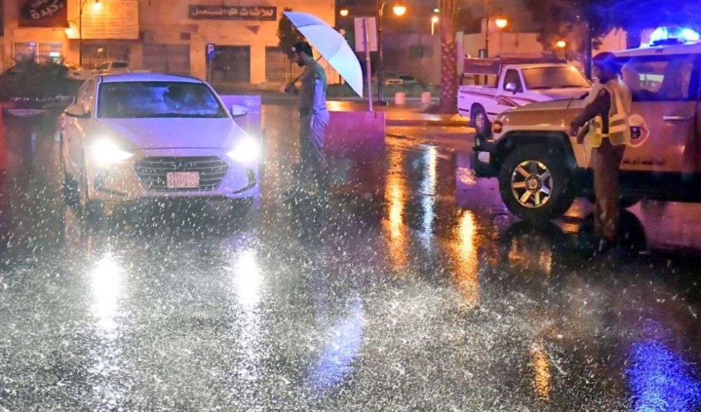 "بالصور" رجال المرور يطبقون منع التجول أثناء هطول الأمطار في الرياض 11