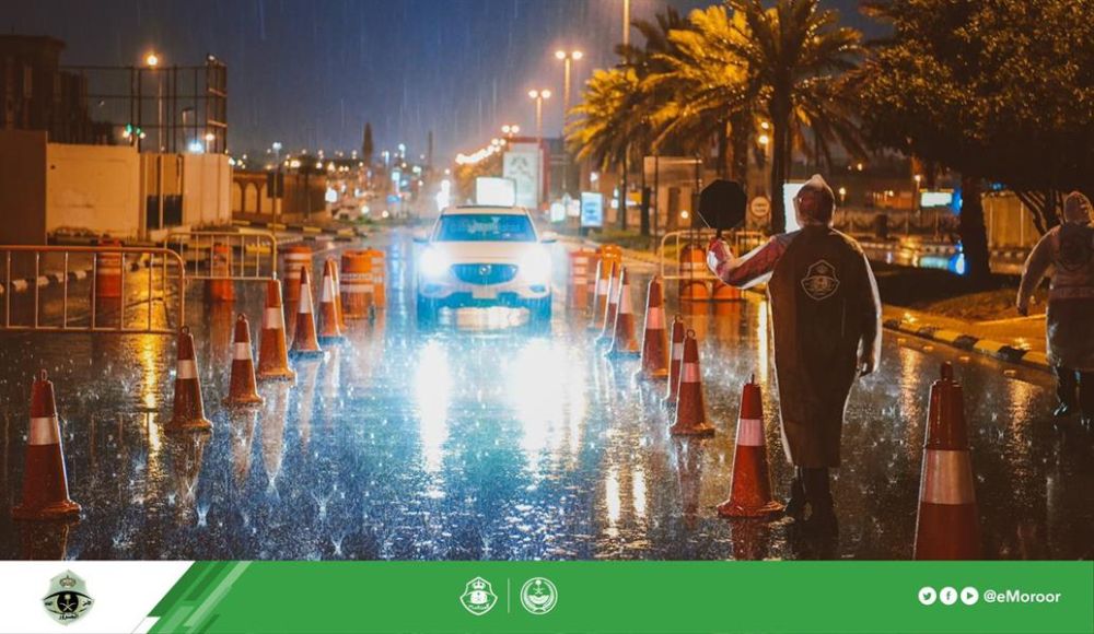 "بالصور" رجال المرور يطبقون منع التجول أثناء هطول الأمطار في الرياض 1