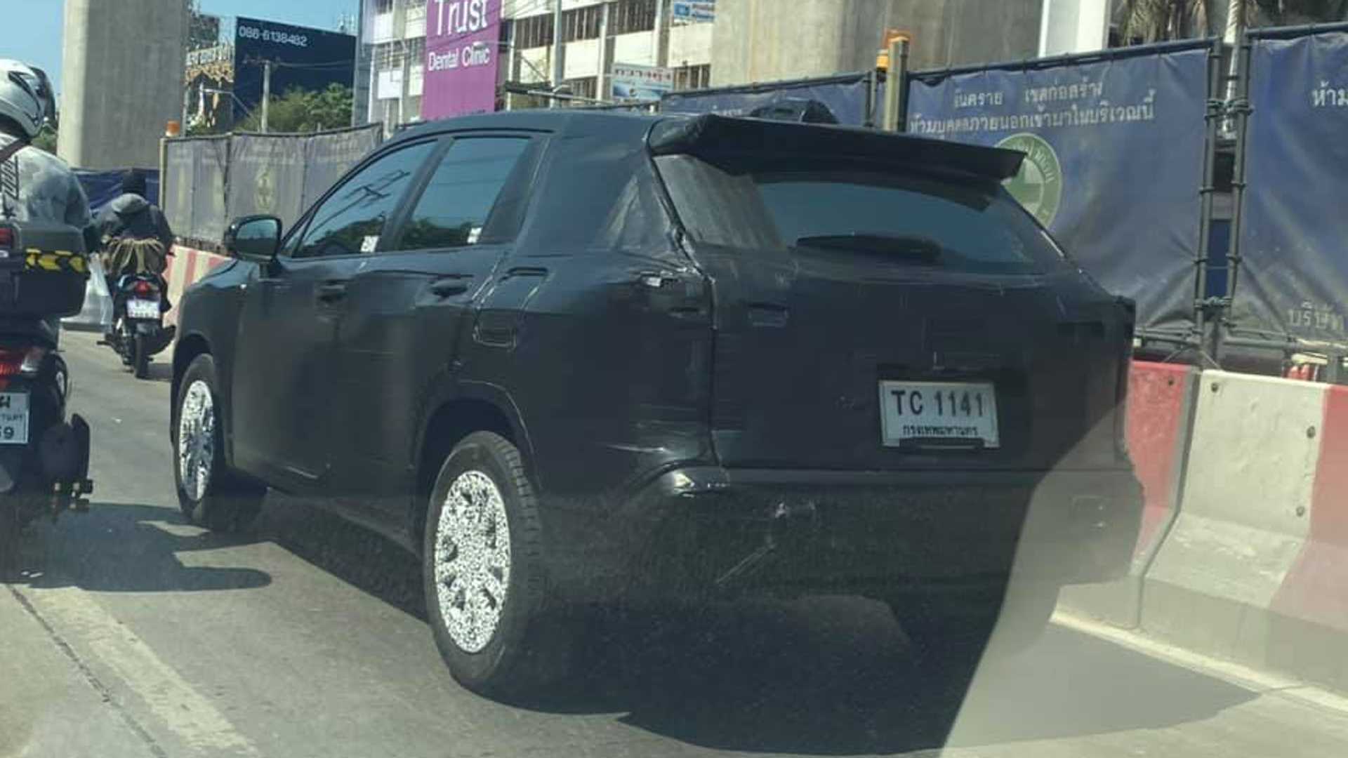 تويوتا كورولا SUV تظهر لأول مرة أثناء اختبارها 10