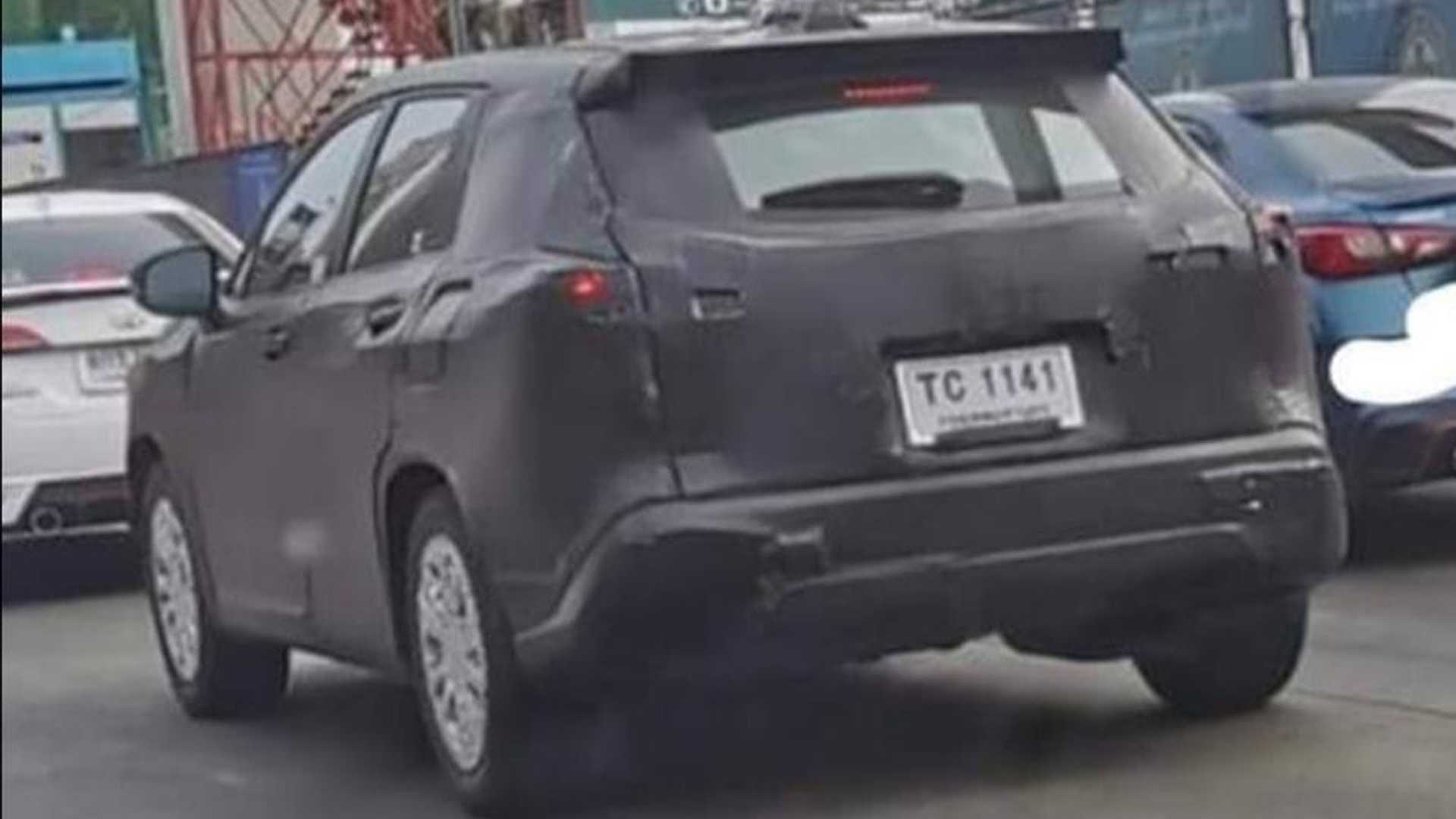 تويوتا كورولا SUV تظهر لأول مرة أثناء اختبارها 7