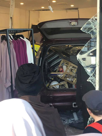 "بالصور" سيارة تقتحم متجراً لملابس المحجبات في سيدني 19