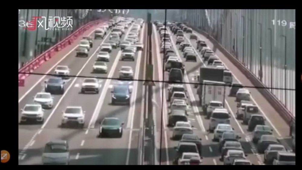 "بالفيديو" جسر بالصين يتمايل أثناء عبور السيارات في مشهد مروّع 3
