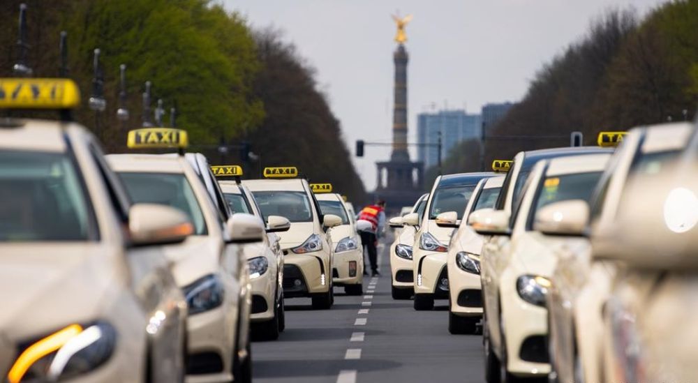 للوقاية من كورونا.. ألمانيا تضع حواجز تحمي ركاب الأجرة
