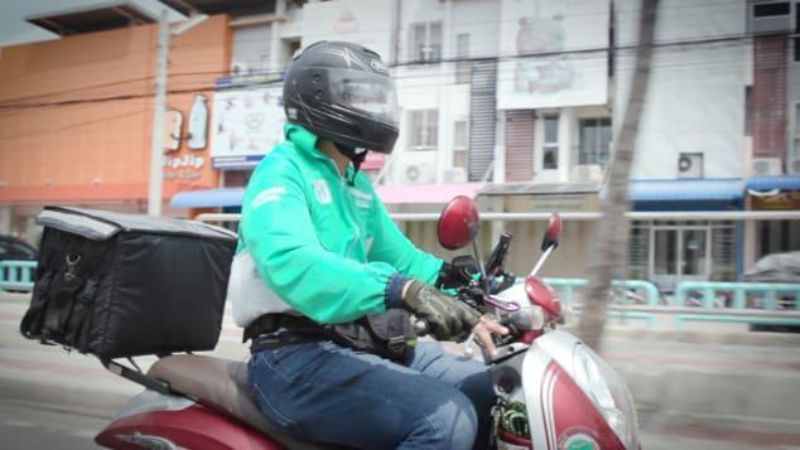 طيار تايلاندي يتجه إلى العمل في خدمة توصيل الطعام بسبب أزمة كورونا 10