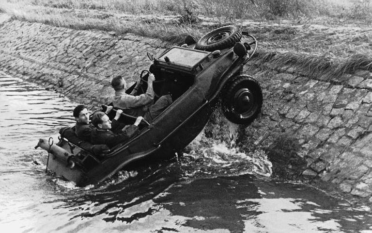 "بالصور" شاهد تاريخ صناعة السيارات البرمائية 29