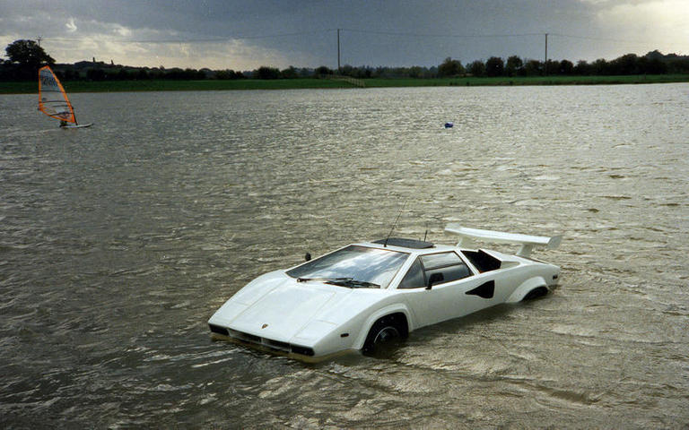 "بالصور" شاهد تاريخ صناعة السيارات البرمائية 30