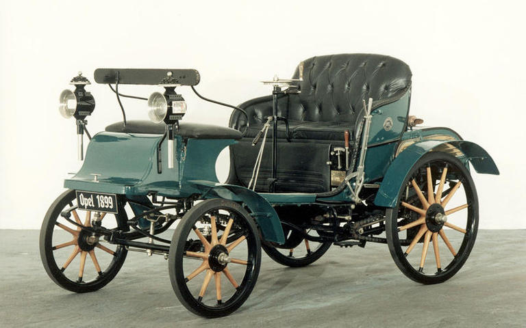 "بالصور" شاهد أول السيارات بالتاريخ التي طرحتها الشركات الكبرى 36