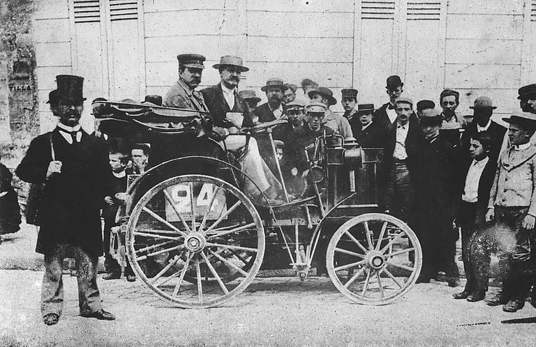 "بالصور" تاريخ تطور مقود مرسيدس خلال 120 عاماً 1
