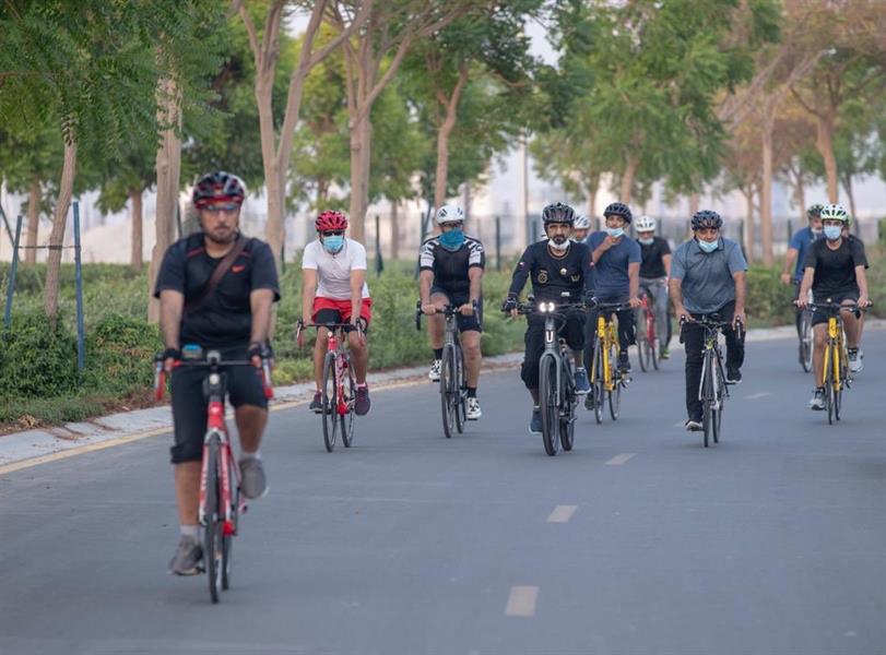 الشيخ محمد بن راشد آل مكتوم يقود دراجة هوائية في شوارع دبي "صور" 25