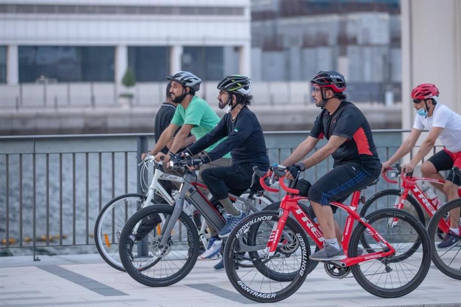 الشيخ محمد بن راشد آل مكتوم يقود دراجة هوائية في شوارع دبي "صور" 4