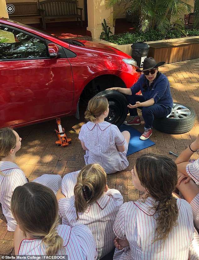 أستراليا تدرب فتيات المدارس على تغيير الإطارات ومتابعة حالة السيارة 6