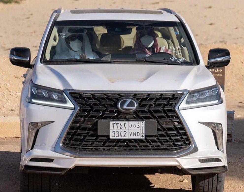 ولي العهد يصطحب أمير قطر في جولة مع سيارته لكزس LX 1