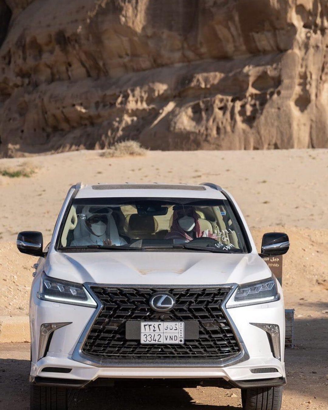 ولي العهد يصطحب أمير قطر في جولة مع سيارته لكزس LX 11