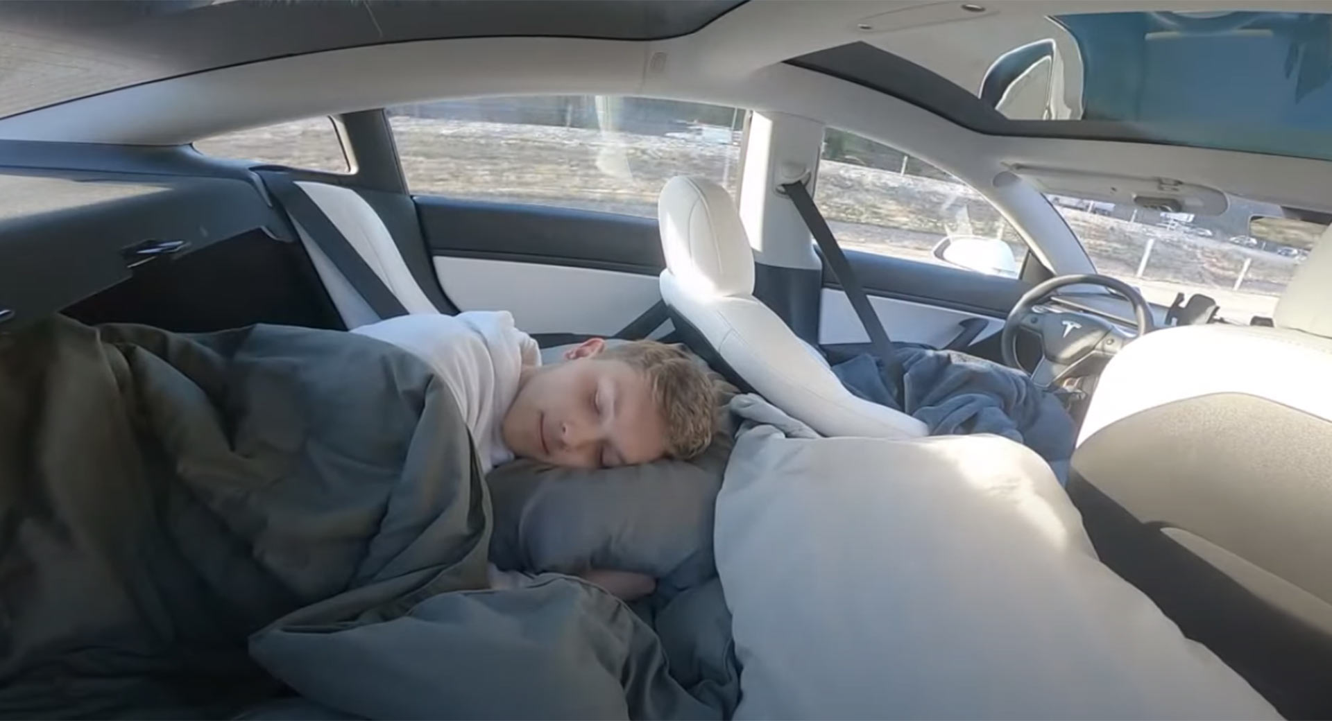 سائق ينام بالمقعد الخلفي لسيارة تيسلا أثناء قيادتها نفسها! 5