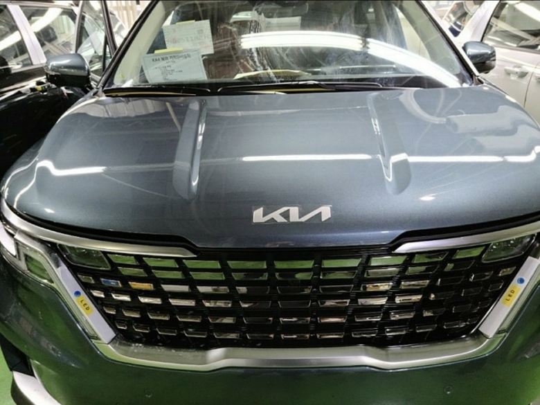 ظهور أول سيارة ستينجر 2021 بشعار كيا الجديد 13