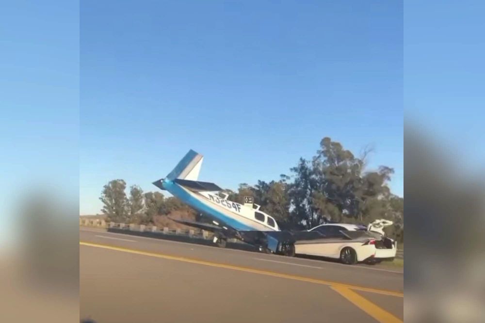 "بالفيديو" طائرة صغيرة تصطدم بسيارة لكزس على طريق سريع بأمريكا 2