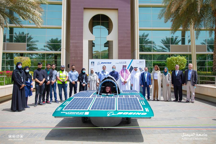 "بالصور" أول سيارة من إنتاج جامعة الفيصل تعمل بالطاقة الشمسية 14