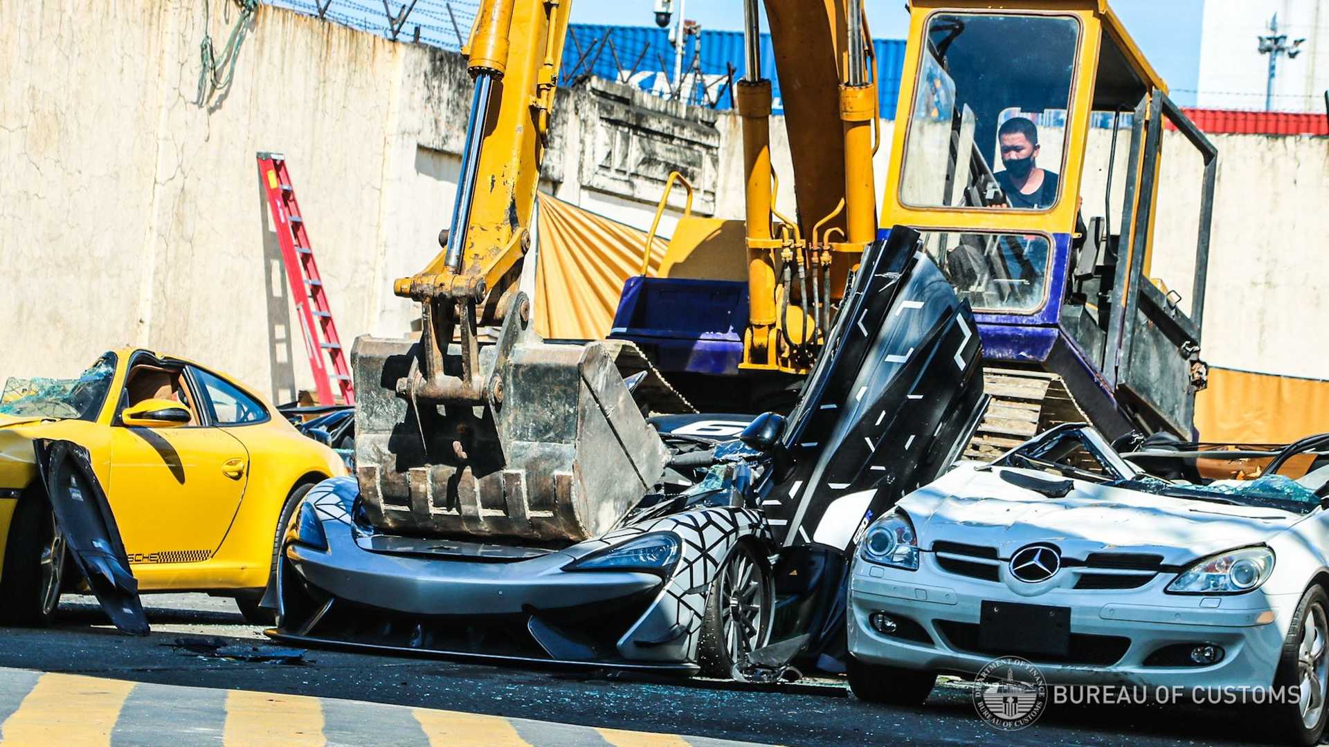 الفلبين تدمر 21 سيارة بقيمة 4.1 مليون ريال لردع المهربين "فيديو" 1