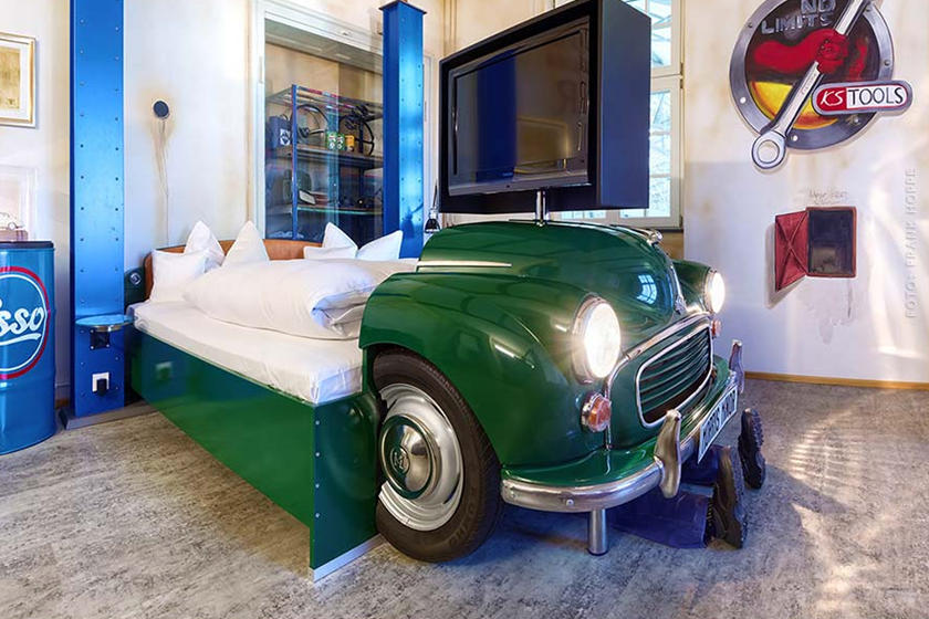 فندق ألماني يوفر غرف بأثاث مصنوع من قطع سيارات حقيقية! 3