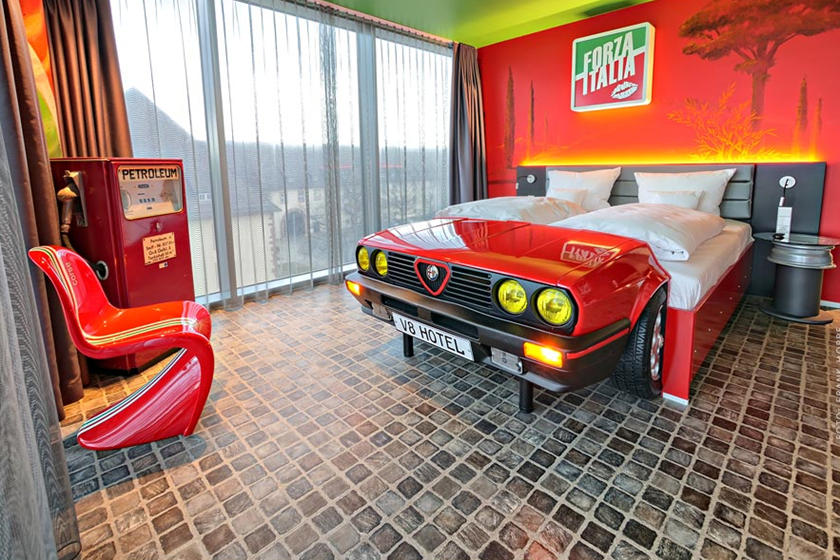 فندق ألماني يوفر غرف بأثاث مصنوع من قطع سيارات حقيقية! 21