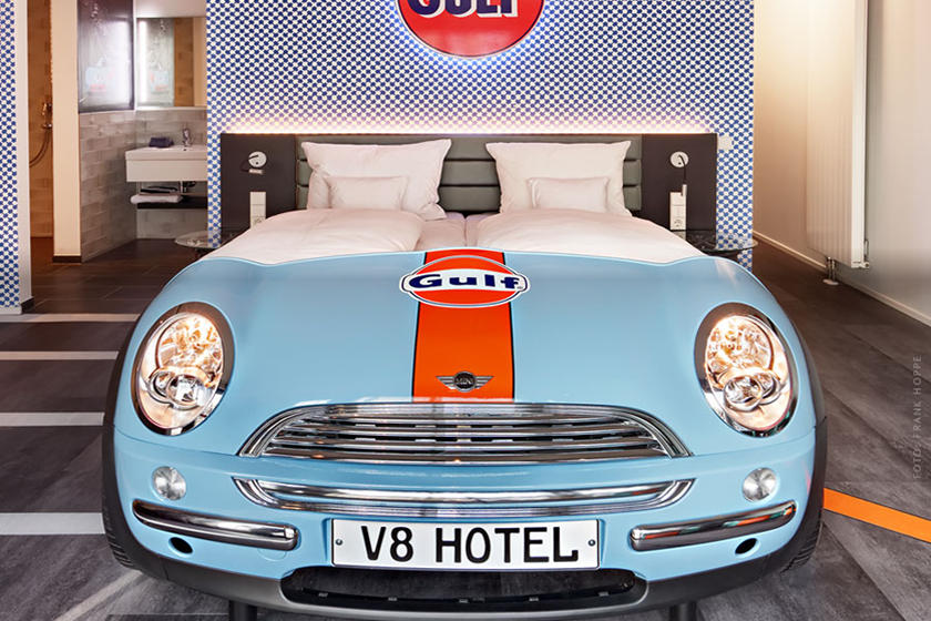 فندق ألماني يوفر غرف بأثاث مصنوع من قطع سيارات حقيقية! 10
