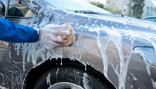 أخطاء شائعة عند غسل السيارة قد تضر بالطلاء 1