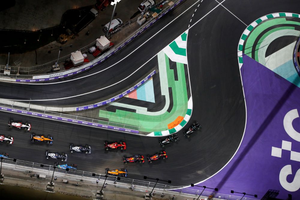 البريطاني "لويس هاميلتون" بطلاً لسباق جائزة السعودية الكبرى stc للفورمولا1 والهولندي "ماكس فيرستابين" في المركز الثاني 15