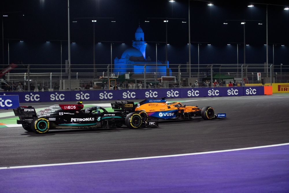 البريطاني "لويس هاميلتون" بطلاً لسباق جائزة السعودية الكبرى stc للفورمولا1 والهولندي "ماكس فيرستابين" في المركز الثاني 41