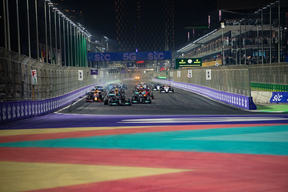 البريطاني "لويس هاميلتون" بطلاً لسباق جائزة السعودية الكبرى stc للفورمولا1 والهولندي "ماكس فيرستابين" في المركز الثاني 6