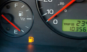 هل ترك خزان الوقود دائماً شبه فارغ يضر بالمحرك؟