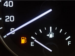 ما هي أقصى مسافة تقطعها السيارة بعد إضاءة لمبة البنزين؟