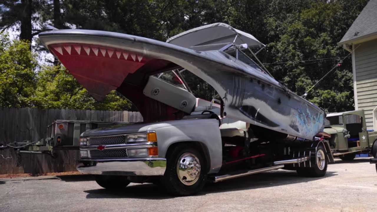 تركيب قارب معدل على سقف شاحنة سلفرادو 3500 قانونية للطرق 3