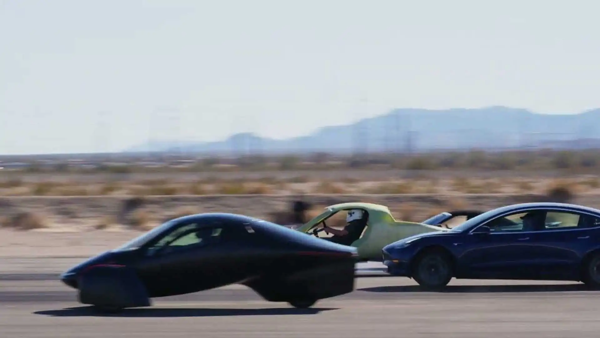 شاهد سباق تسارع بين سيارة شمسية جديدة عالية الأداء وتيسلا موديل 3! 1
