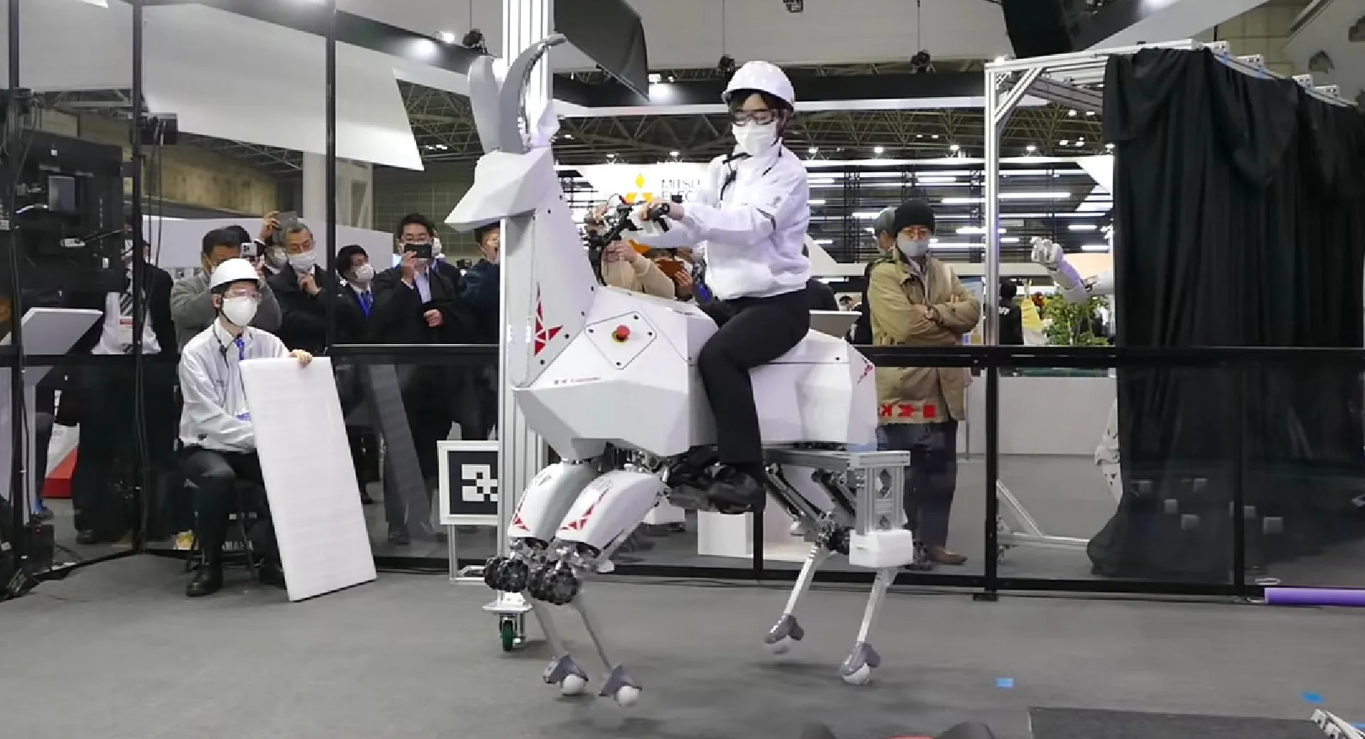 شركة يابانية تكشف عن روبوت ماعز جديد يمكن للبشر ركوبه 1