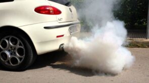 ما هي أسباب خروج دخان أبيض من عادم السيارة؟