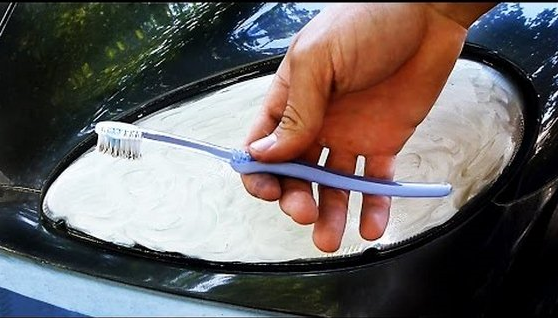تعرف على طرق بسيطة لتنظيف مصابيح السيارة وإزالة اصفرارها 3